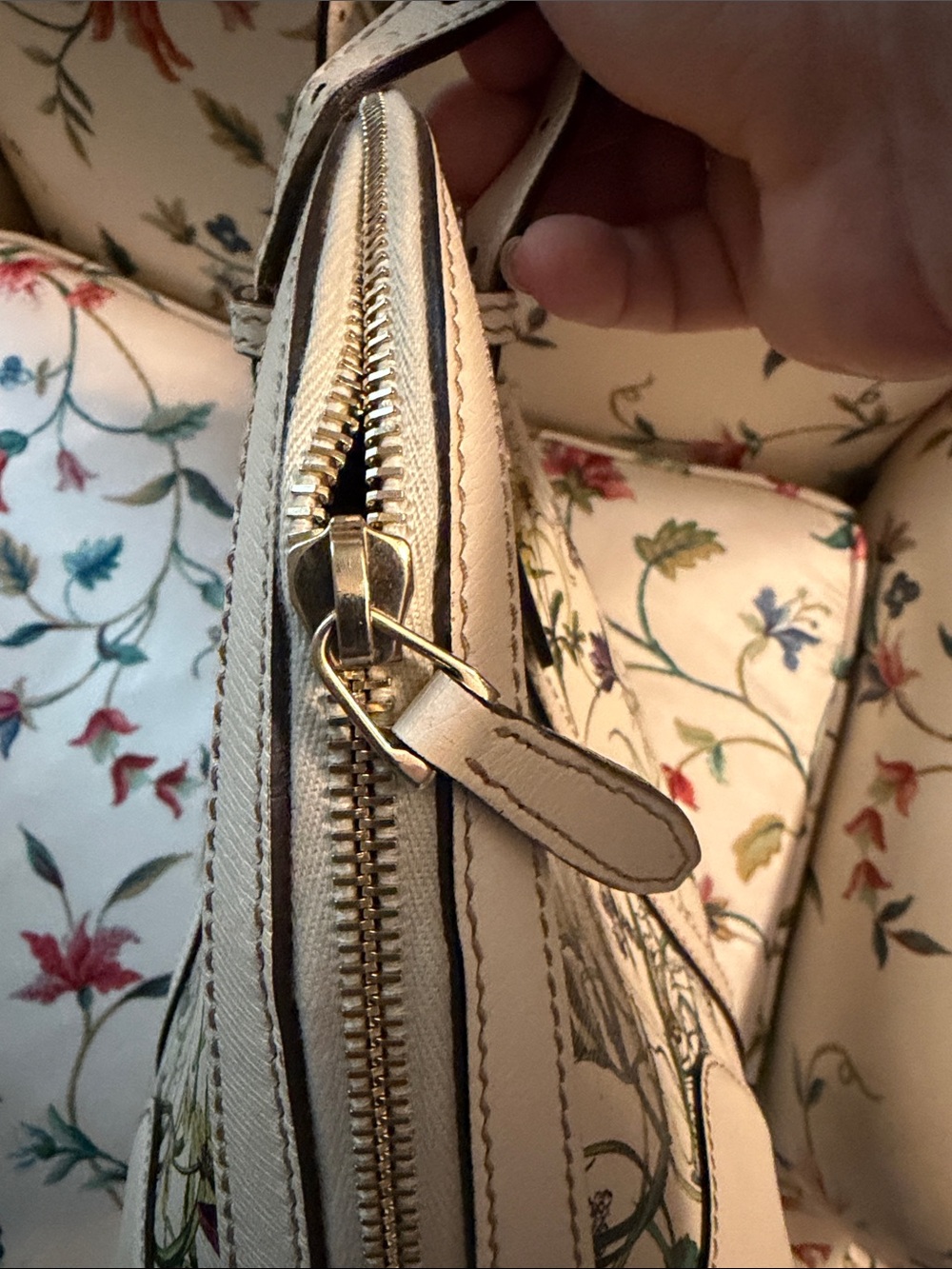 Vintage Gucci Cream Floral Print Dome Satchel with Multicolor Blooms - Picture 9 of 13